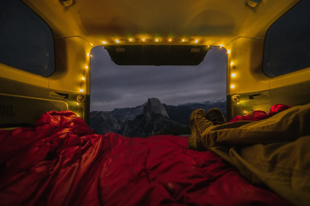 夜、キャンピングカーの車内で照明に照らされるリラックス空間