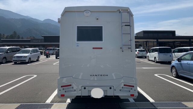 駐車するキャンピングカー